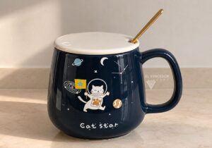 Taza de cerámica con tapa y cucharita