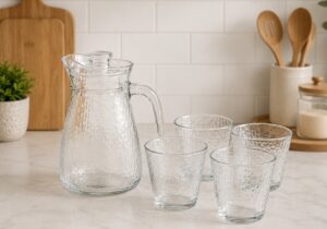 Jarra con vaso de vidrio